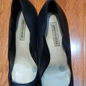 Saks Fifth Avenue Black Scalloped Leather Pump Size 8.5